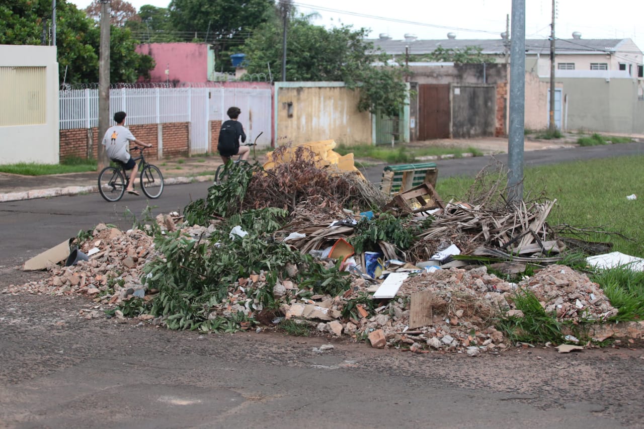 Moradores Denunciam Lixo Depositado Em Canteiro Do J Quei Clube O