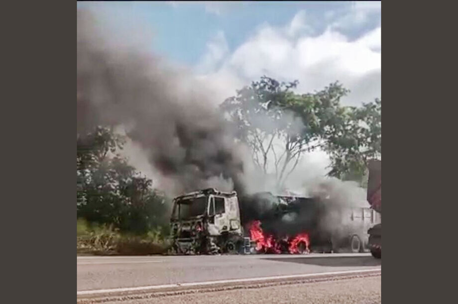 Carreta bitrem pega fogo após explodir na BR 262