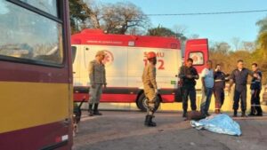 Maykon dos Santos Almeida, de 18 anos morreu após bater em um ônibus, na tarde desta segunda-feira (12), no anel viário da cidade, localizado na BR-262, em Corumbá – distante a 417 quilometros de Campo Grande. A vítima pilotava uma motocicleta no momento do acidente.