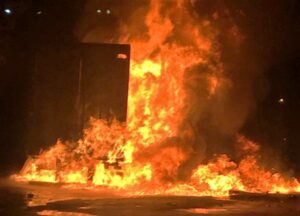 m caminhão pegou fogo e ficou destruído, na noite desta segunda-feira (11), no posto de gasolina Tigrão, na MS-267, em Batayporã – distante a 311 quilômetros da Capital