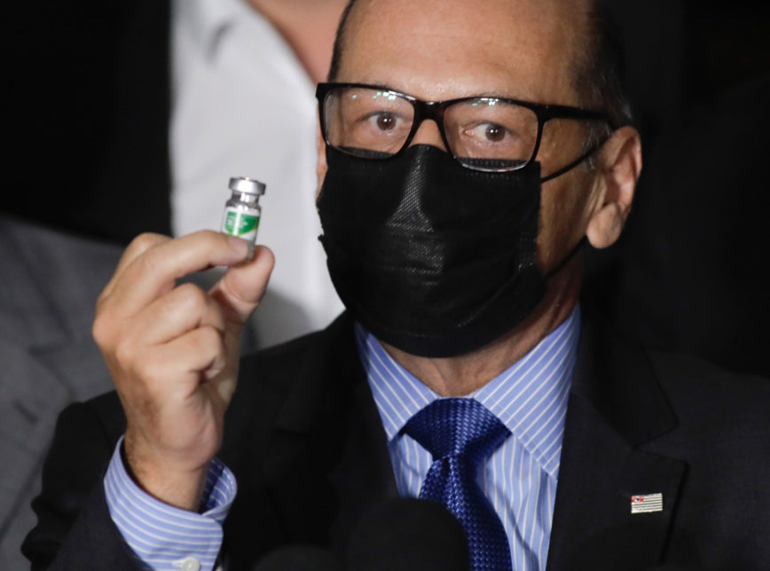 O governado de São Paulo, João Doria, afirmou que "não devemos avaliar a origem da vacina, mas sua eficácia". Durante coletiva no Senado Doria estava acompanhando pelos senadores Randolfe Rodrigues e Izalci Lucas, e do diretor do Instituto Butantan, Dimas Covas e secretário estadual da Saúde de São Paulo, Jean Gorinchtey,.Sérgio Lima/Poder360 21.10.2020