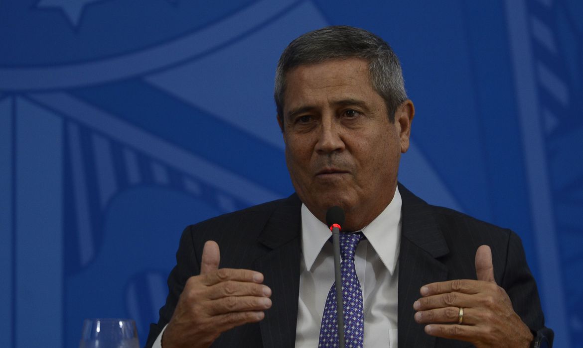O ministro da Casa Civil, Braga Neto , participa da coletiva de imprensa no Palácio do Planalto, sobre as ações de enfrentamento no combate ao coronavírus