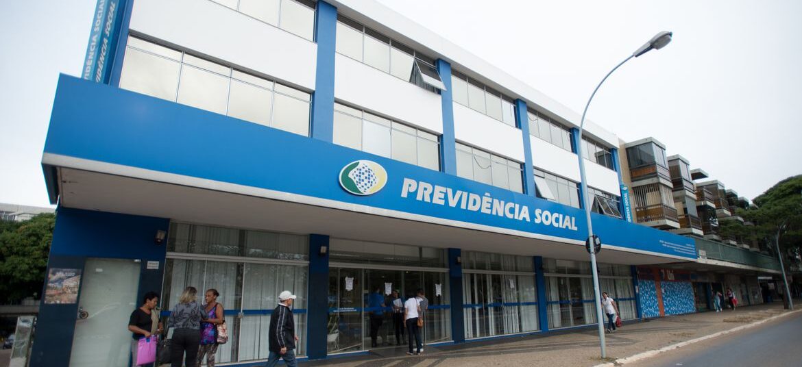 Servidores do Instituto Nacional do Seguro Social (INSS) entraram em greve por tempo indeterminado. Eles reivindicam reajuste salarial de 27,5% e melhores condições de trabalho