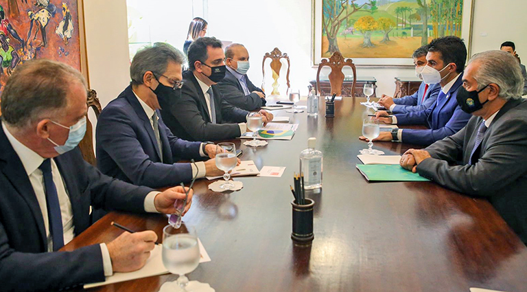 Governador Reinaldo Azambuja defende regime democrático