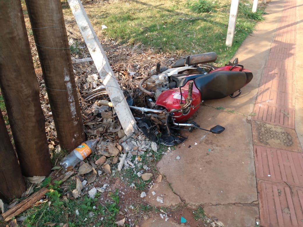 Moto acaba em poste e fere piloto