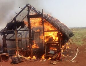 Seguranças são flagrados queimando casas de indígenas em Dourados 