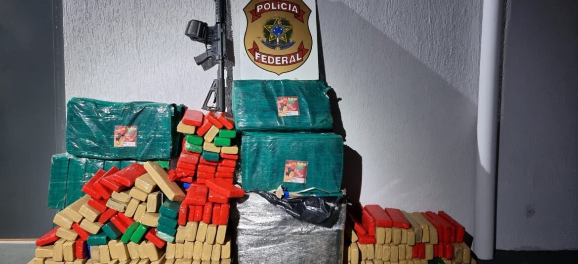 Polícia apreende maconha e fuzil em carga de soja