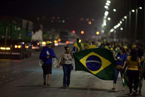 apoiadores-do-presidente-jair-bolsonaro-invadem-a-esplanada-dos-ministerios-em-brasilia-597826-article