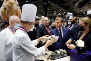 Vídeo: Presidente da França leva ovada em feira de gastronomia