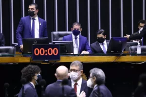 Deputados derrubar veto de Bolsonaro e anulam despejos na pandemia