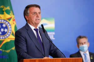 Bolsonaro diz que poderes devem ser respeitados e que povo não aceita 'retrocessos'