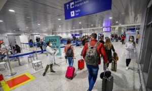 aviao aeroporto covid-19 transporte vacinacao entrada estrangeiros fronteira brasil