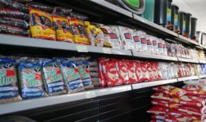 supermercado prateleira alimento arroz feijao produto mercado