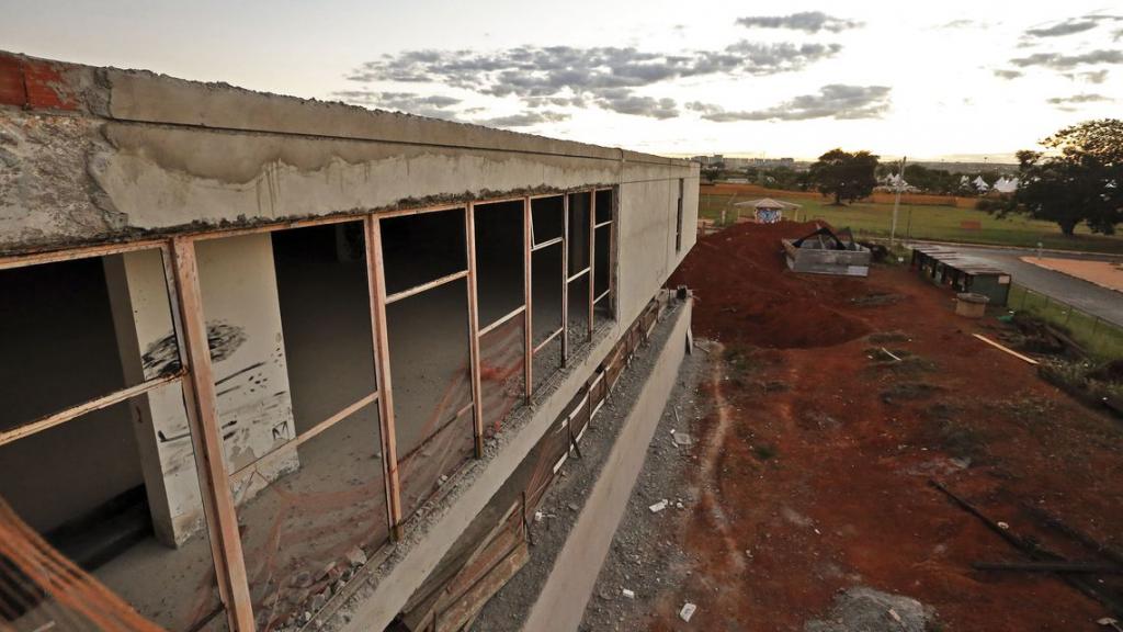 obras publicas paralisada parado construcao