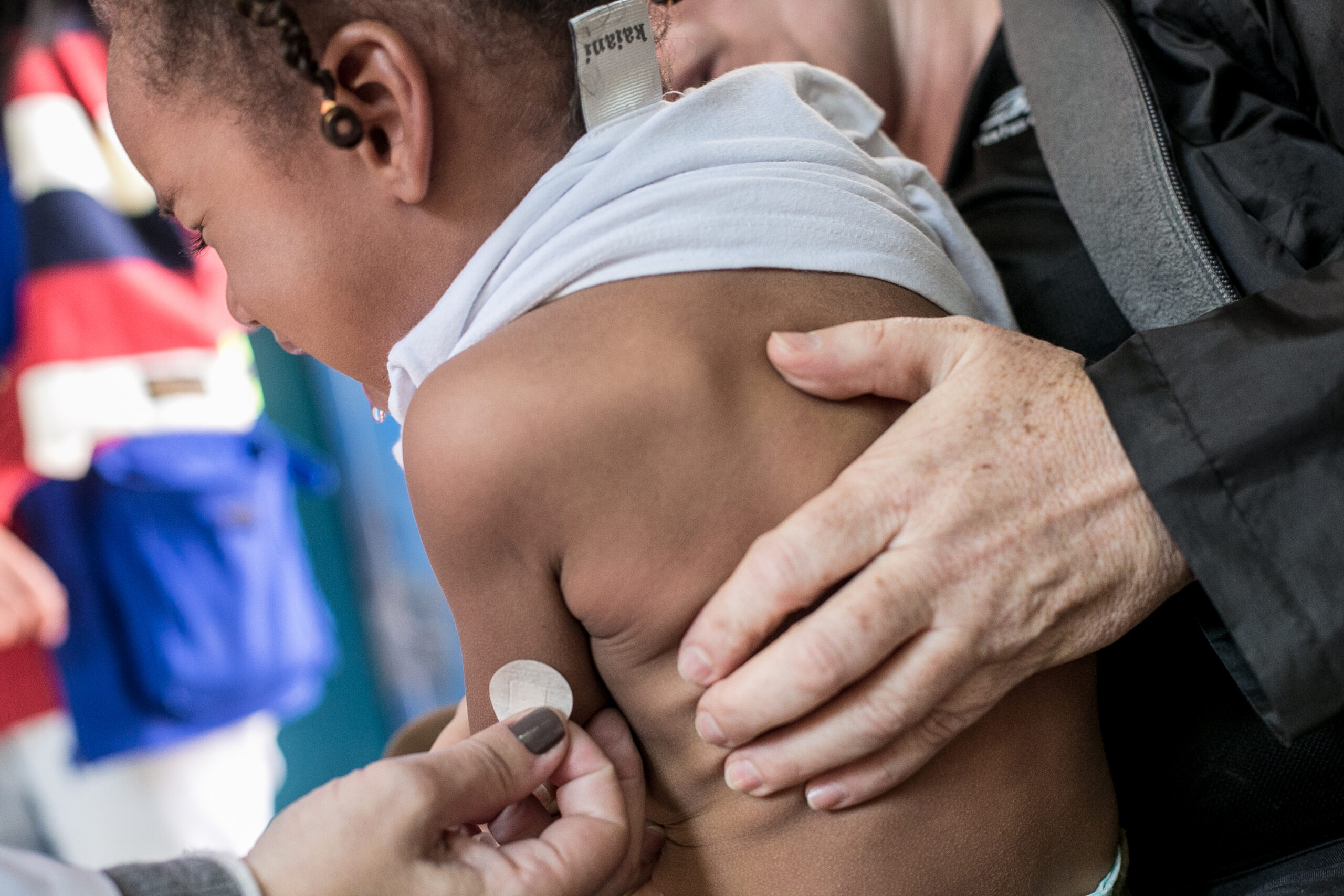 Criança é vacinada em escola de SP