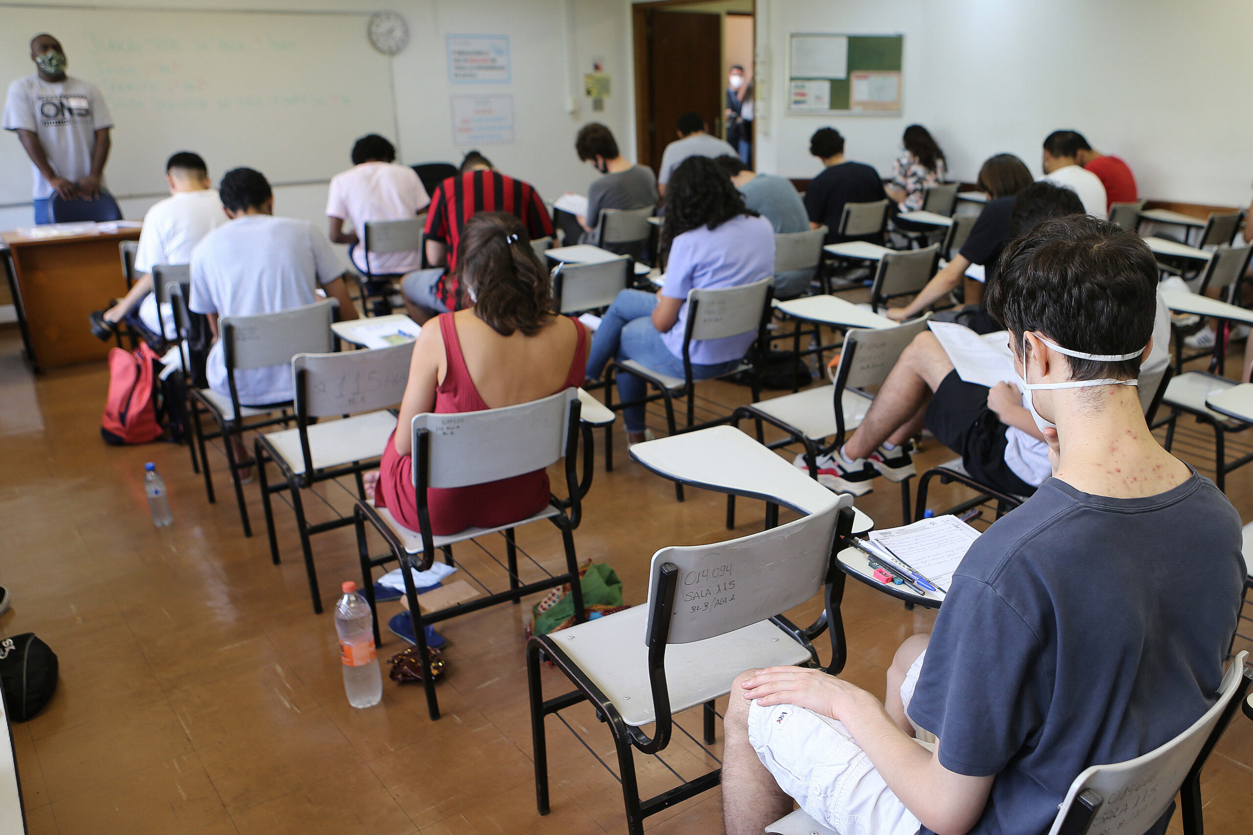 SÃO PAULO, SP, 16/01/2022: FUVEST-2022 - Segunda fase da Fuvest 2022 teve inicio neste domingo com prova de português e redação. Na foto, vestibulandos fazem as provas em sala de aula da USP.