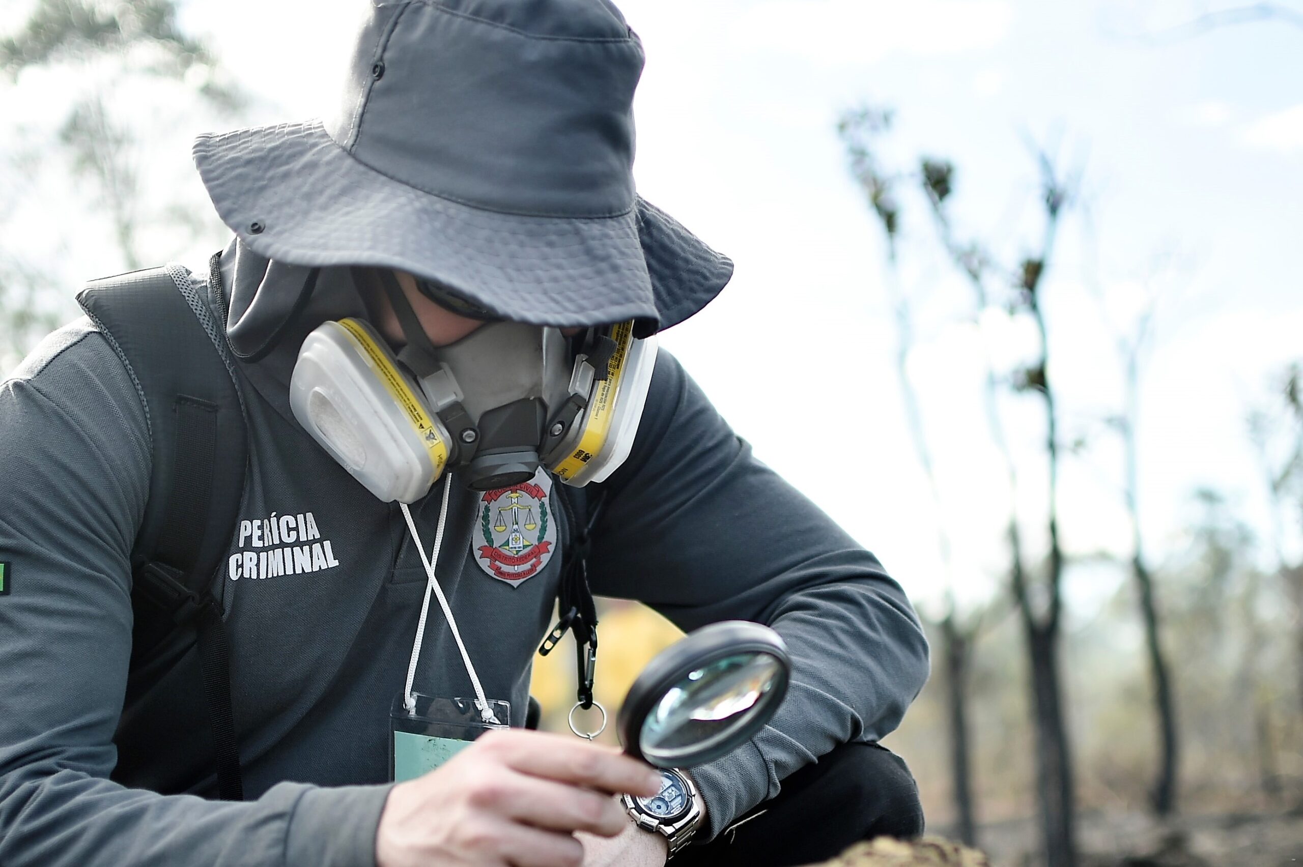 Foto: Andre Borges/Agência Brasília.

Servidores de órgãos ambientais do Distrito Federal e da União aperfeiçoam as habilidades para identificar focos de queimadas. Até sábado (22), 38 inscritos participam do primeiro curso de capacitação em técnicas de perícia, previsto no Plano de Preservação e Combate aos Incêndios Florestais.

Em sete dias de aulas teóricas e práticas, os servidores aprendem a controlar chamas de incêndio e a construir laudos periciais que atestam a origem do fogo.