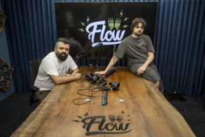 *ARQUIVO* SÃO PAULO - SP - BRASIL - 05.11.2021 - PODCAST FLOW. Retrato de Monark (camiseta branca) e Igor 3k, criadores do podcast Flow.