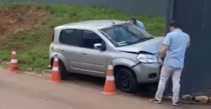 drive-thru albano fraco senhora idosa bateu carro veiculo colisao muro