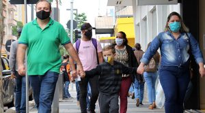 rua pessoas centro comercio mascara pandemia covid-19