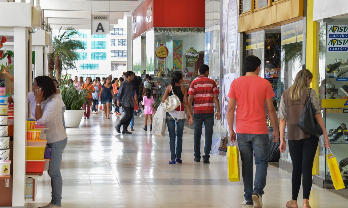 Vendas do comércio voltam a crescer em agosto após quatro meses de retração