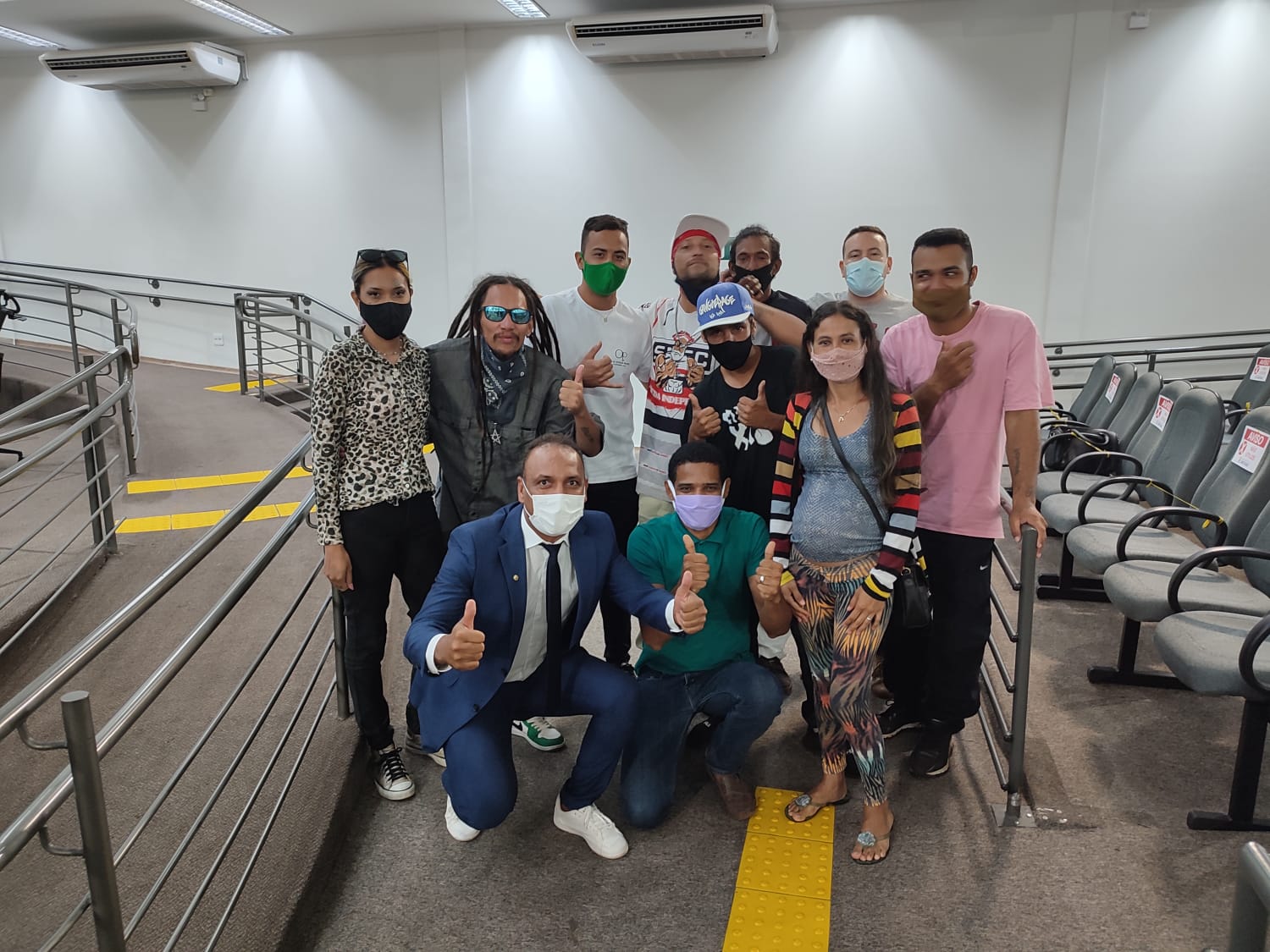 Vereador Júnior Coringa com os integrantes do Nação Hip Hop Brasil- MS.
(Foto: Alisson Araújo)