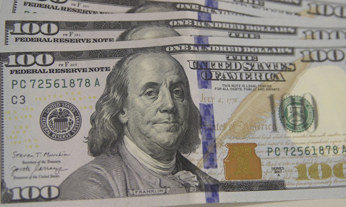 Mercado projeta IPCA de 5,24%, PIB em alta e dólar a R$ 5,72 ao fim de 2025, aponta Boletim Focus