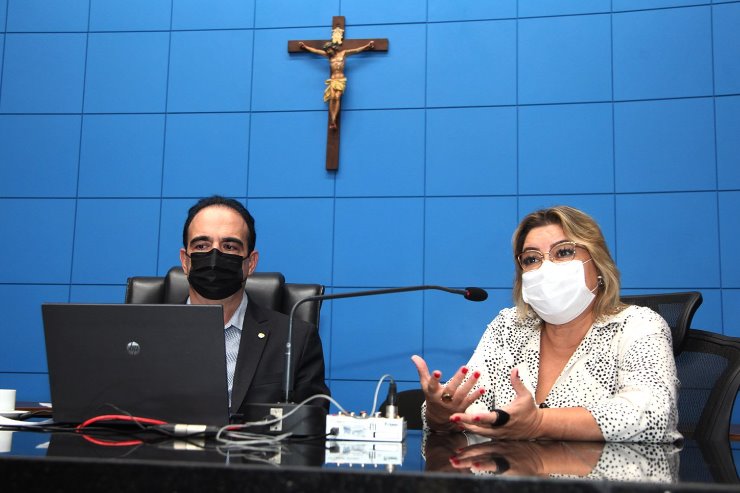 O deputado estadual, Felipe Orro, e a secretaria de Estado de Saúde, Christine Maymone