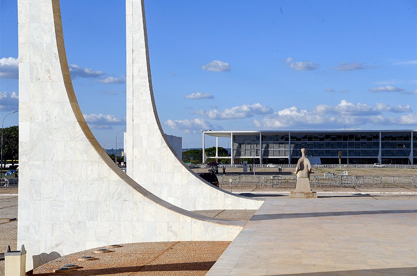Parlamentares se manifestaram sobre decisão do presidente da República de perdoar cumprimento de pena dada pelo Supremo Tribunal Federal a deputado - Foto: Agência Senado