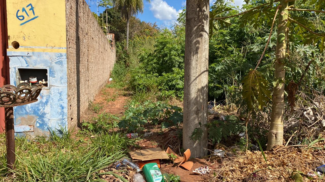 Terreno localizado no bairro Nova Lima está abandonado (Foto: Berlim Caldeirão/OEstadoOnline)