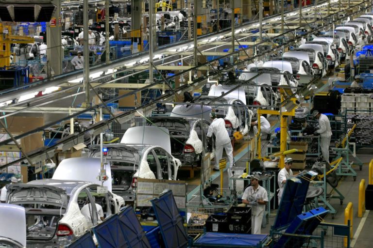 Indústria brasileira cai pelo segundo mês seguido com impacto de juros e queda na produção de veículos