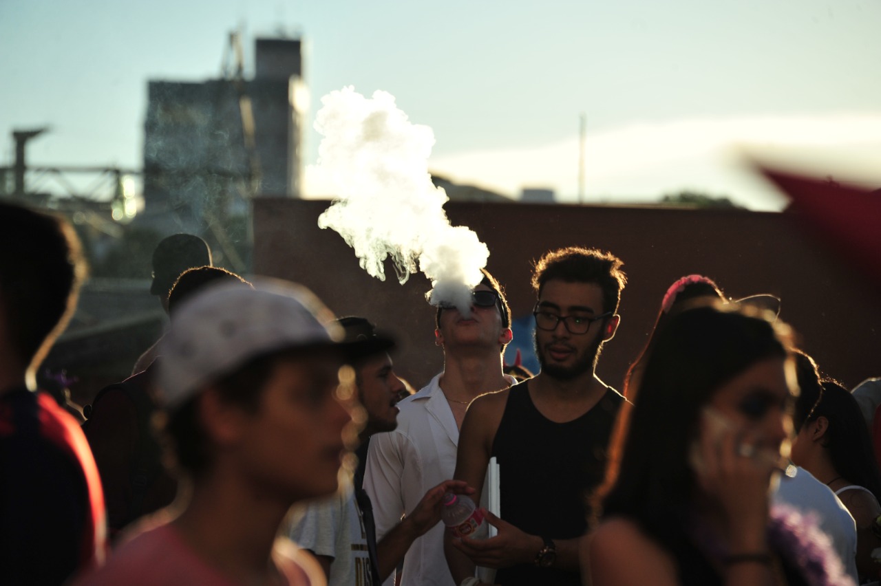 Fiscalização de leis antifumo reduz tabagismo entre jovens e poupa R$ 490 mi, diz estudo