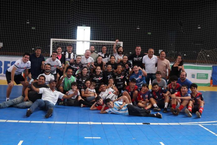 Muita festa na quadra após a classificação na Copa Brasil (foto-EMS)