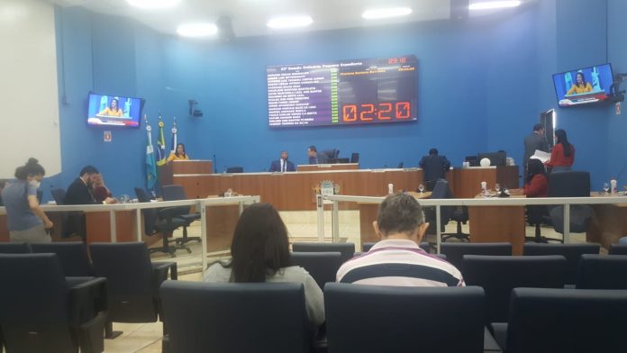 Vereadores analisando projetos de aporte financeiro financeiro ao Comercial E.C: 
Foto: Divulgação