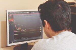 Economia homem investimentos computador