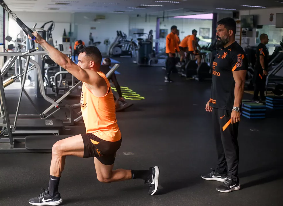 Renato Augusto treino sob supervisão do fisioterapeuta Bruno Mazziotti — Foto: Rodrigo Coca / Ag.Corinthians