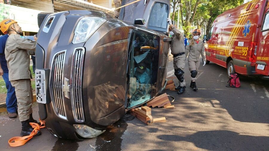 Jovem fica preso nas ferragens após acidente de carro no centro da Capital  - O Estado Online