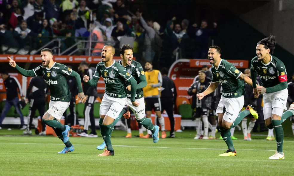 Jogadores do Palmeiras comemoram a classificação à semi da Libertadores — Foto: Marcos Ribolli