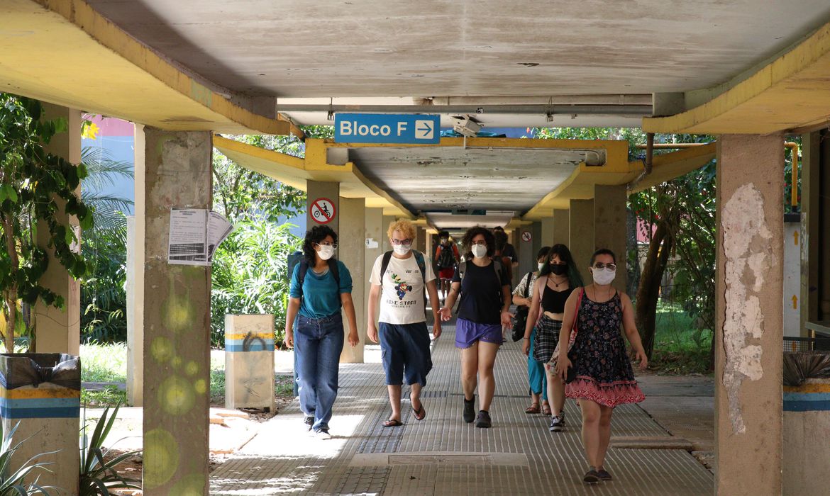 Novos alunos de licenciatura podem se inscrever para bolsas do Pé-de-Meia