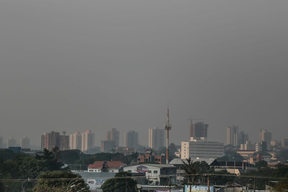 campo grande céu fumaça cinza clima