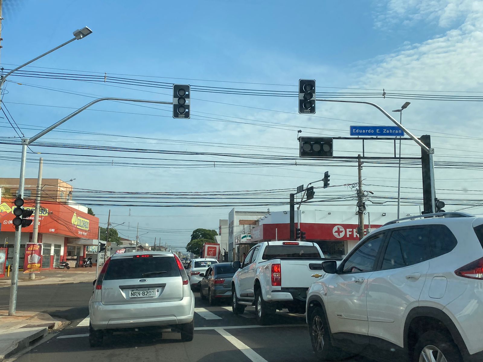 eduardo zahran rua via carros semáforo trânsito