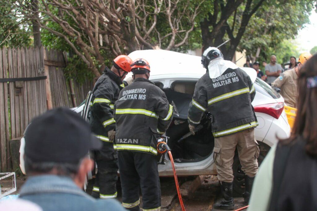 Jovem fica preso nas ferragens após acidente de carro no centro da Capital  - O Estado Online