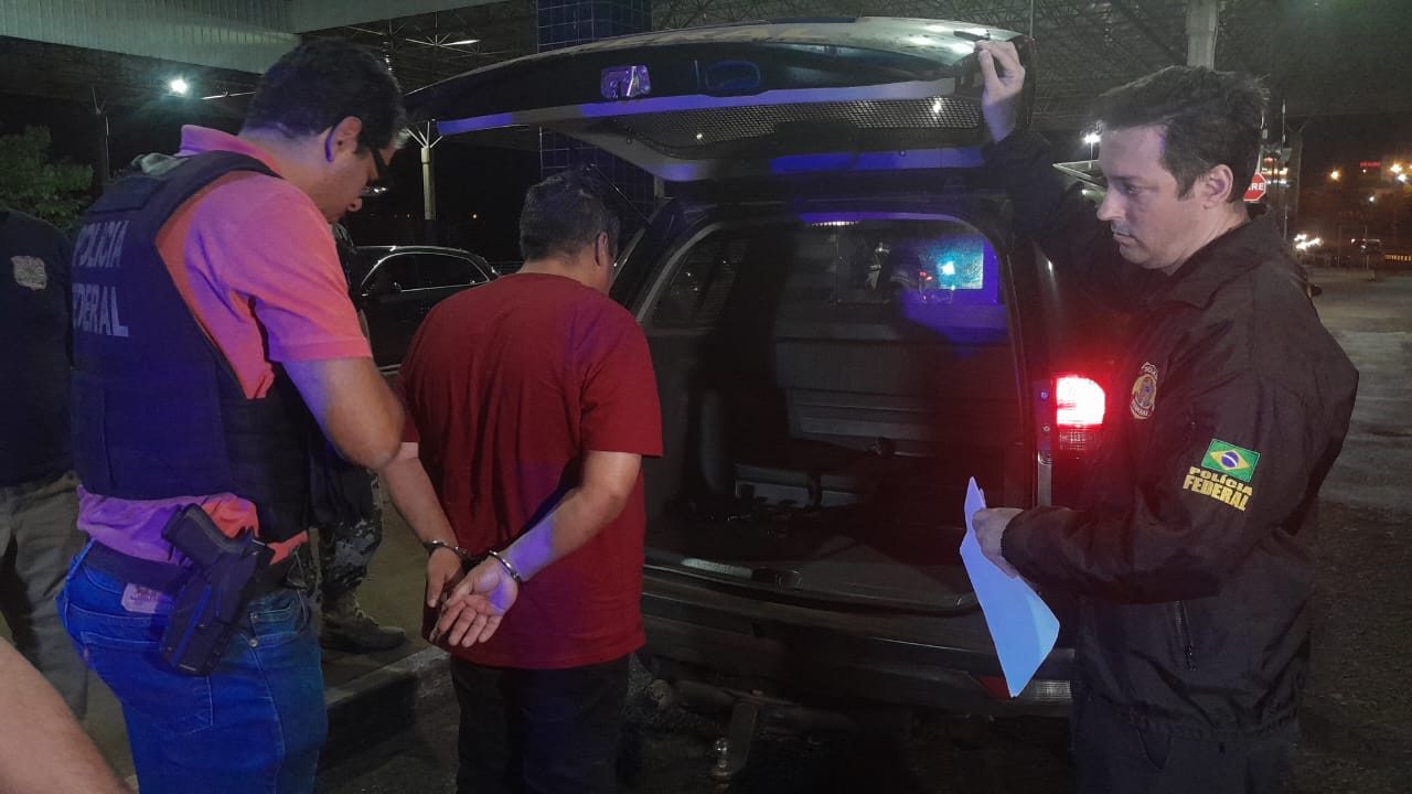 Emiliano Lopez sendo entregue a Polícia a Federal após ser extraditado do Paraguai, Imagens: Divulgação.