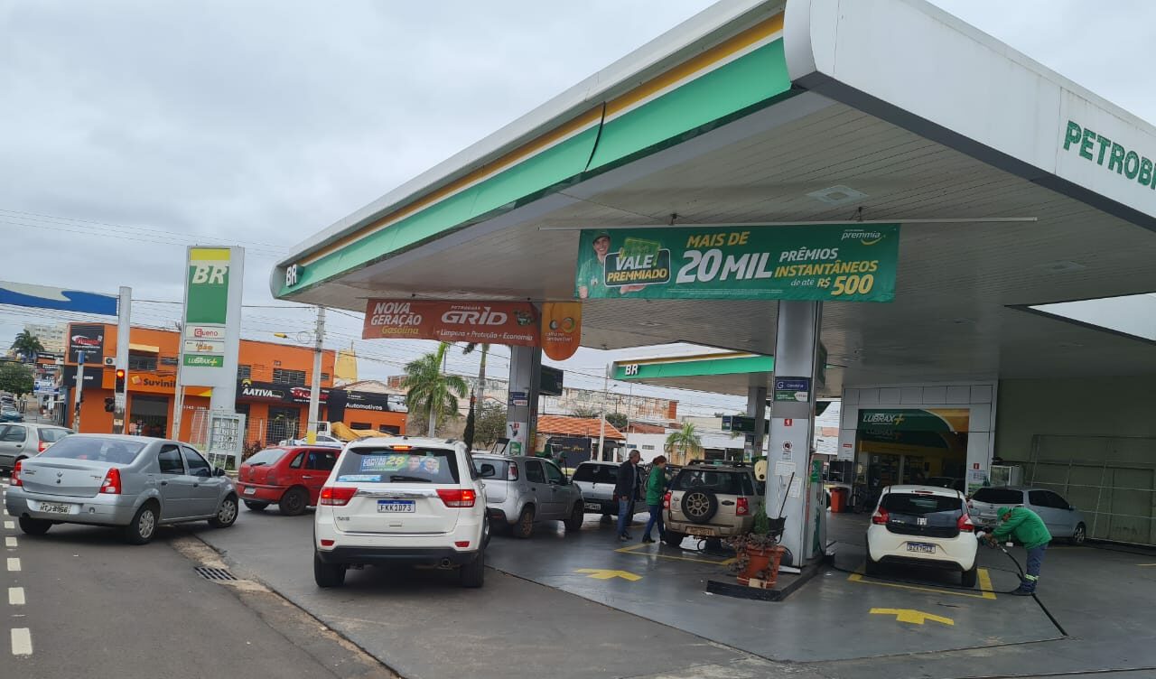 Petrobras reduz preço da gasolina em 4,9% a partir desta terça-feira