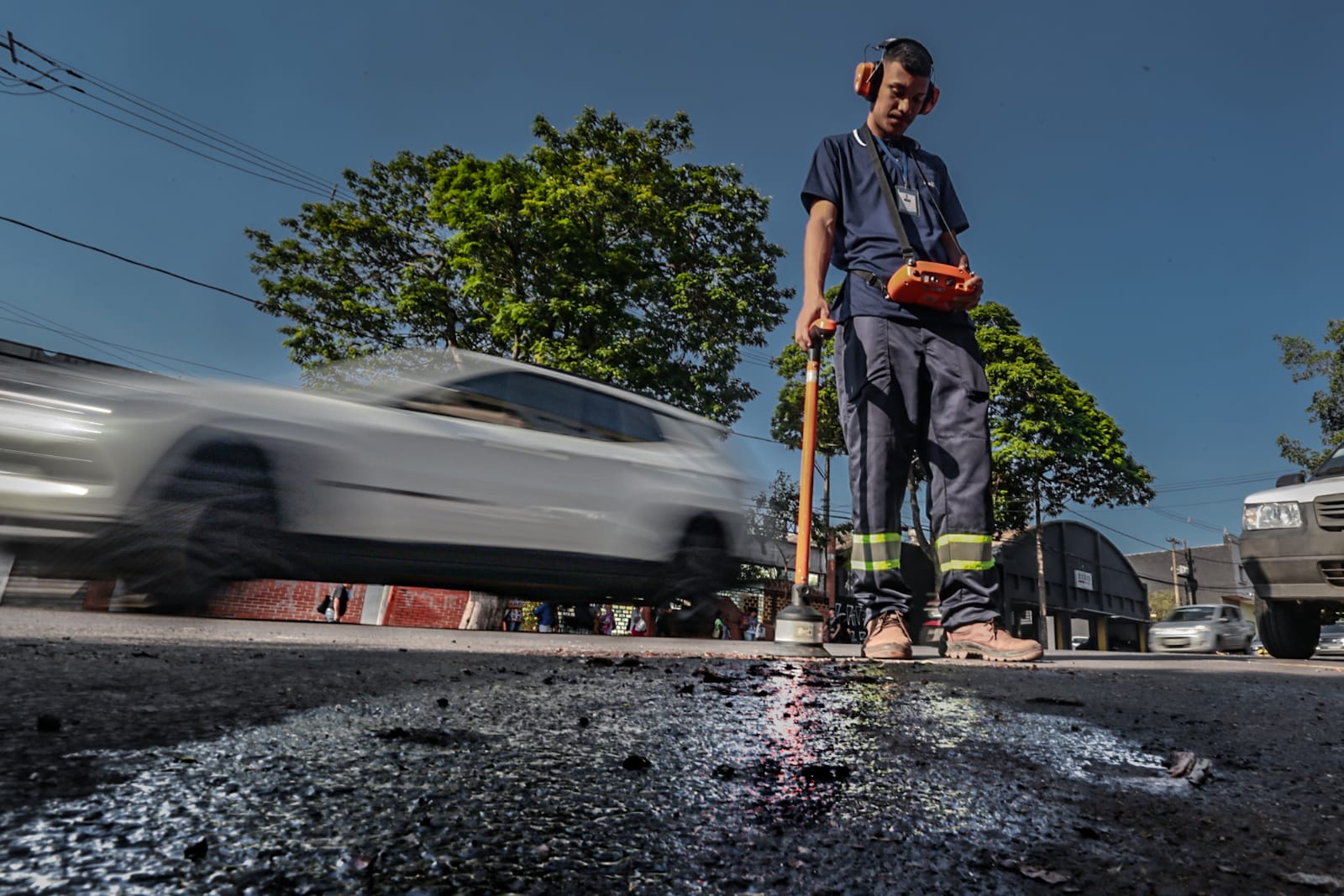 Equipamento de geofonamento utilizado na detecção de perdas, Rua Maracaju, centro da Capital
Foto: Marcos Maluf