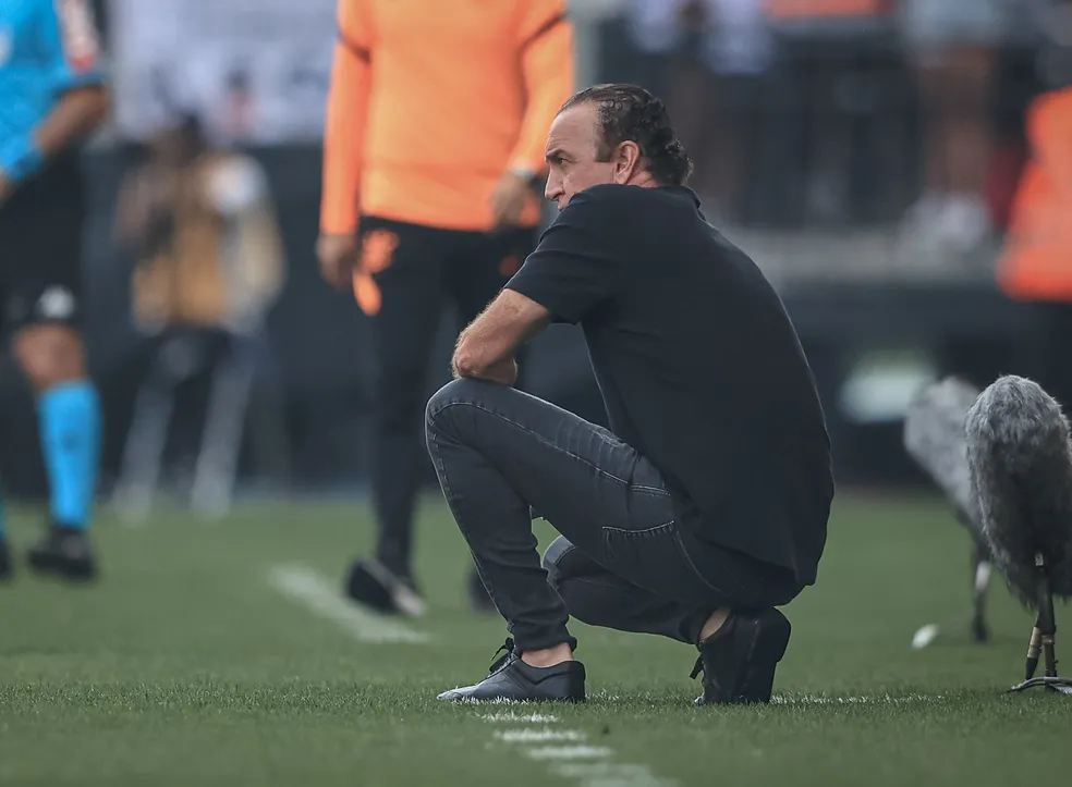 Cuca observa o jogo entre Atlético-MG e Corinthians — Foto: Pedro Souza