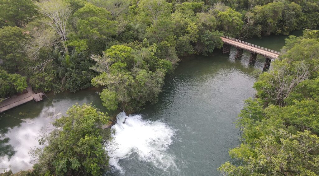 Rio Formoso, com suas cachoeiras, vai receber uma ponte de concreto de 45 metros em diagonal à estrada