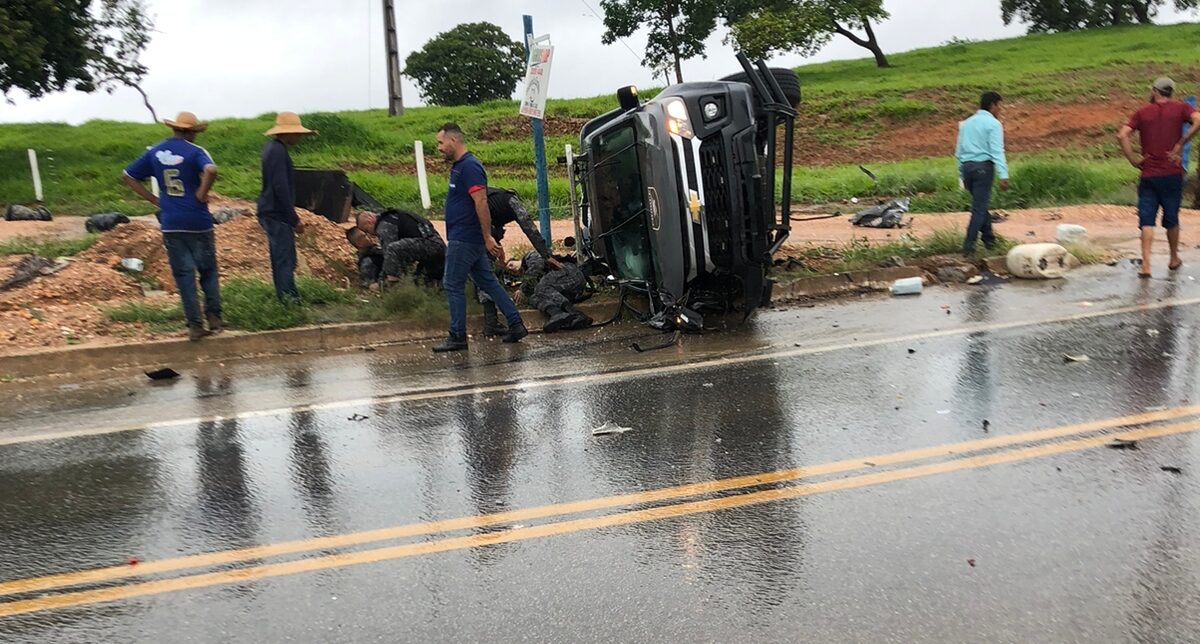 Viatura tombou na rodovia
Foto: Chame a imprensa