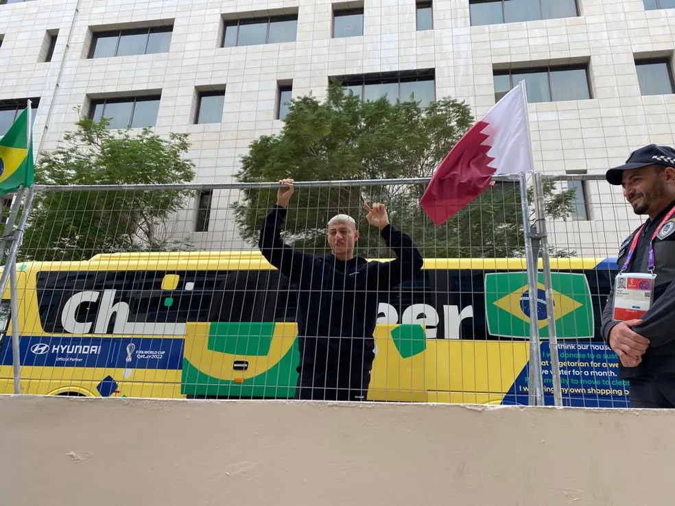 Richarlison fala com torcedores na saída do hotel em Doha — Foto: Arquivo pessoal