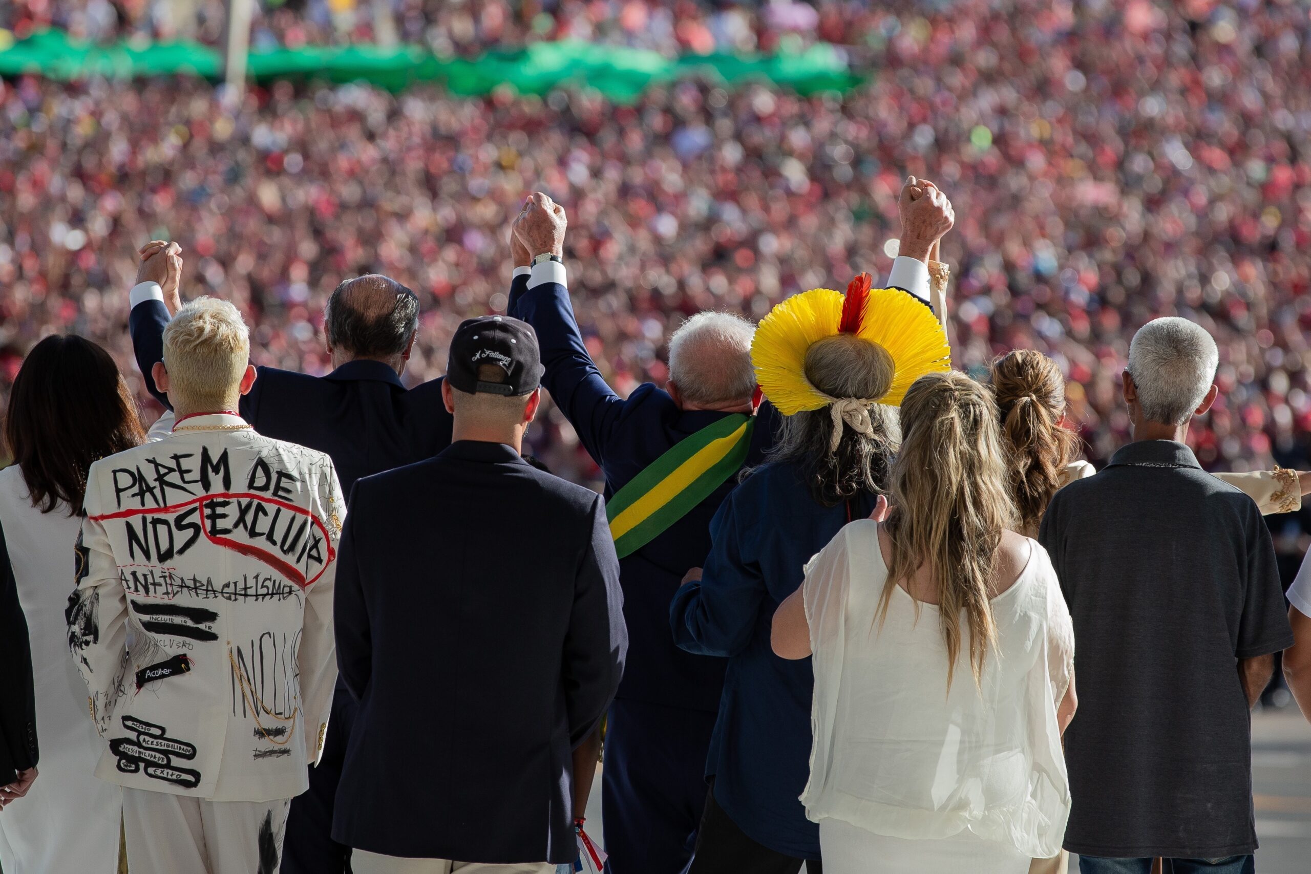 BRASÍLIA, DF, 01.01.2023 - LULA-POSSE-DF - O presidente Lula, já com a faixa, ao lado da primeira-dama Janja, do vice-presidente Geraldo Alckmin e sua mulher, Lu Alckmin, acenam na subida da rampa do Palácio do Planalto, em Brasília, durante cerimônia de posse, neste domingo (1º). (Foto: Eduardo Anizelli/Folhapress)